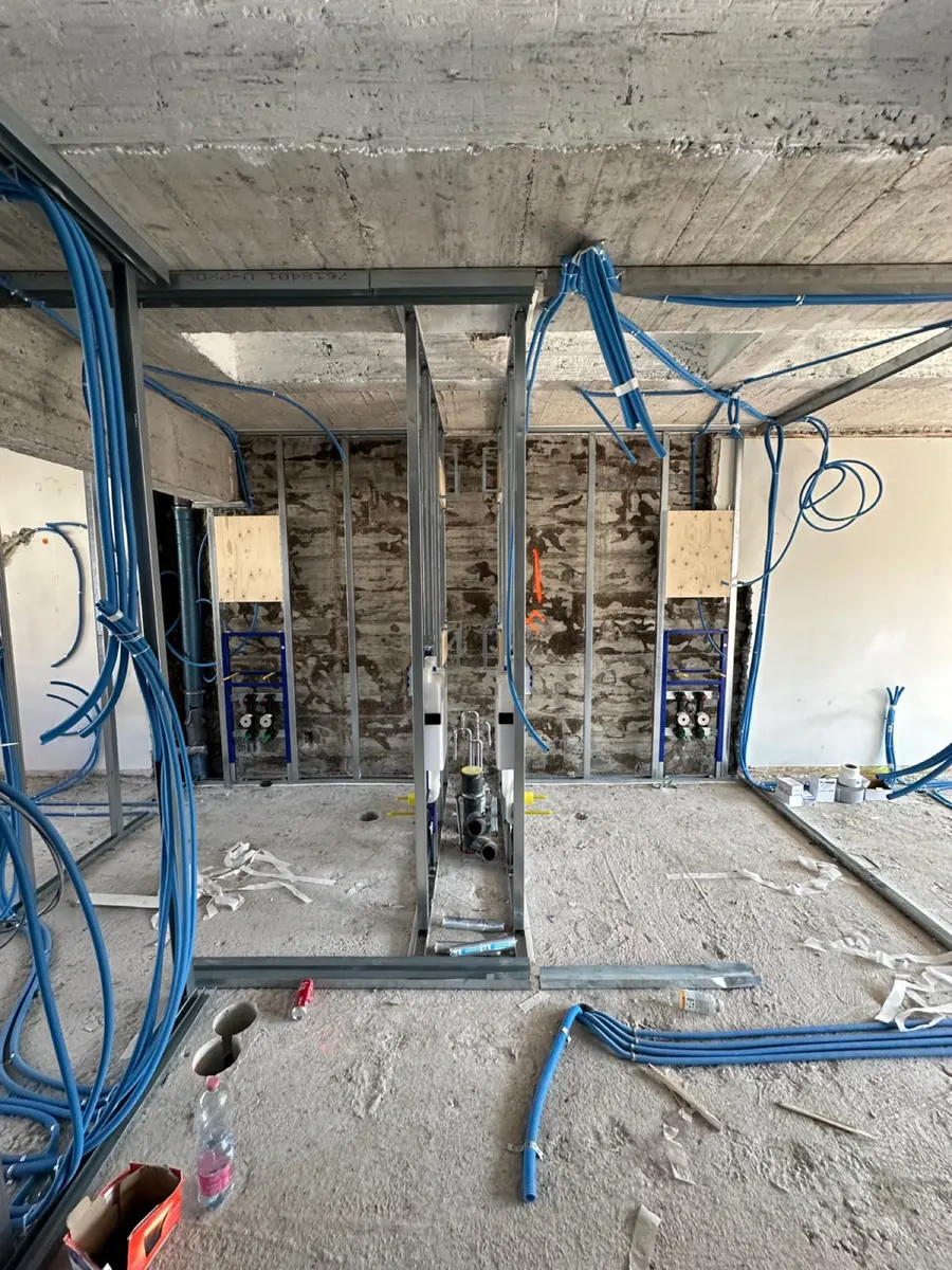 Kaba inşaatta Geberit Duofix elemanları ve yeni döşenmiş su boruları
