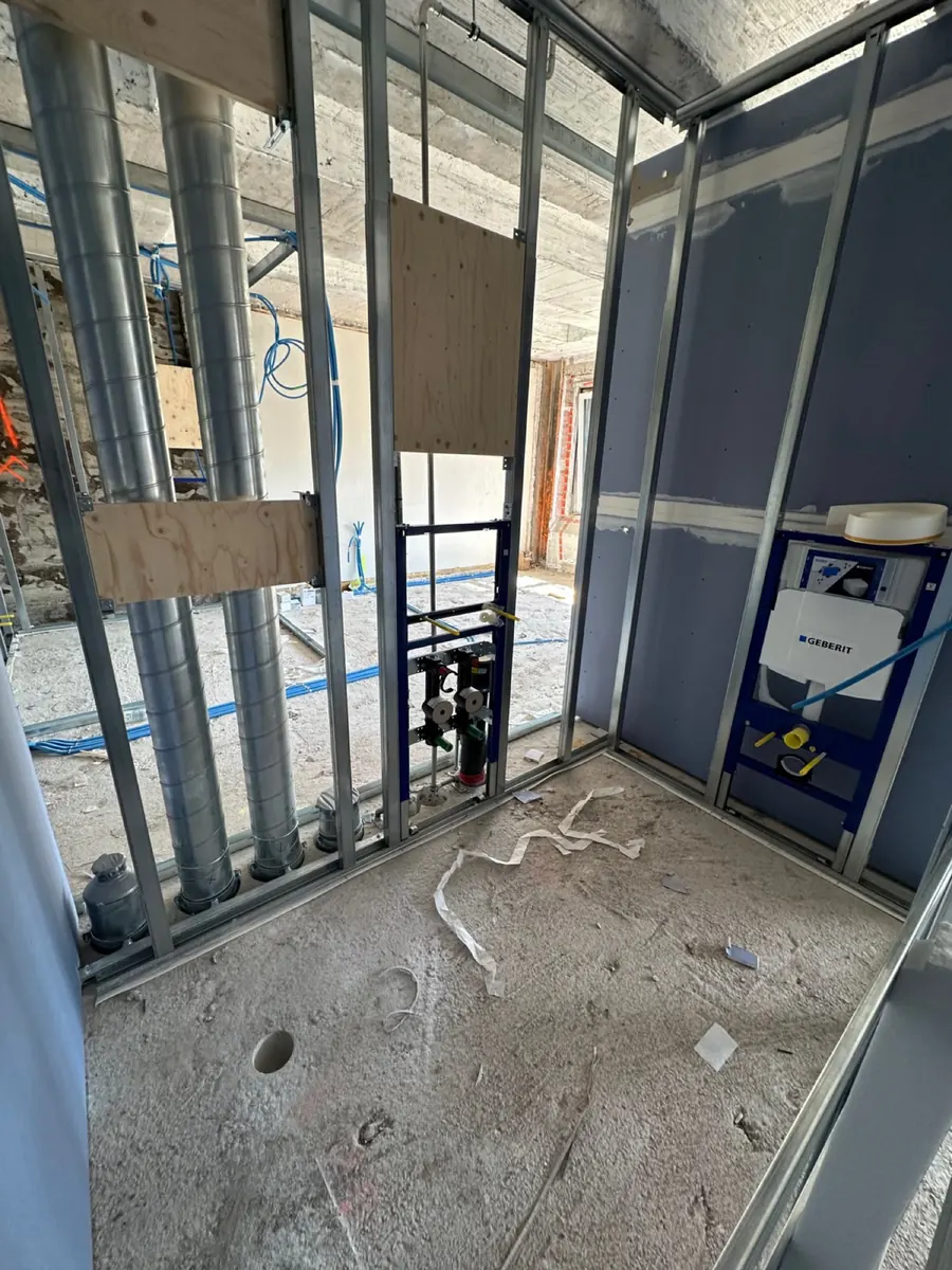 Kuru yapım tekniğiyle yapılmış bir ön duvarda Geberit Duofix WC elemanı ve lavabo elemanı