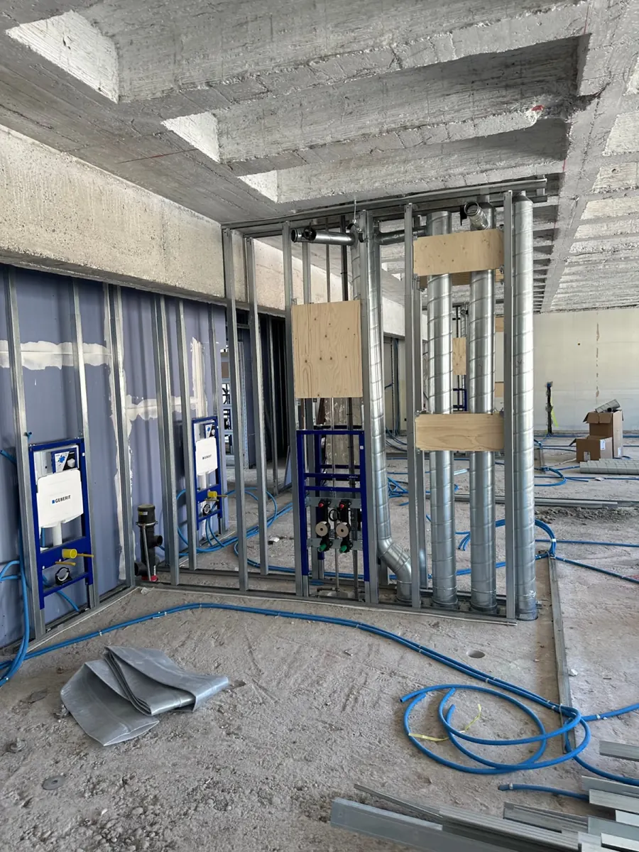 Kaba inşaat aşamasındaki yeni bir yapıda WC ve lavabo için birden fazla Geberit Duofix elemanı