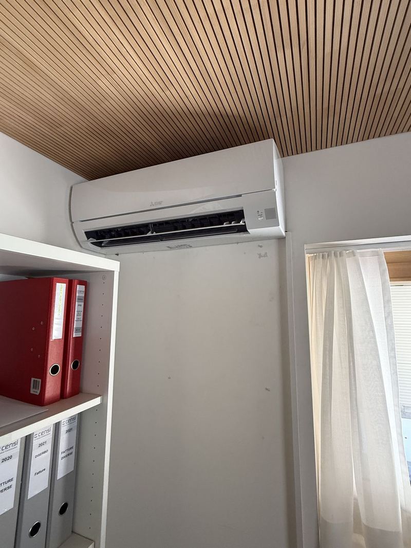 Wandgerät einer Klimaanlage in einem Büroraum
